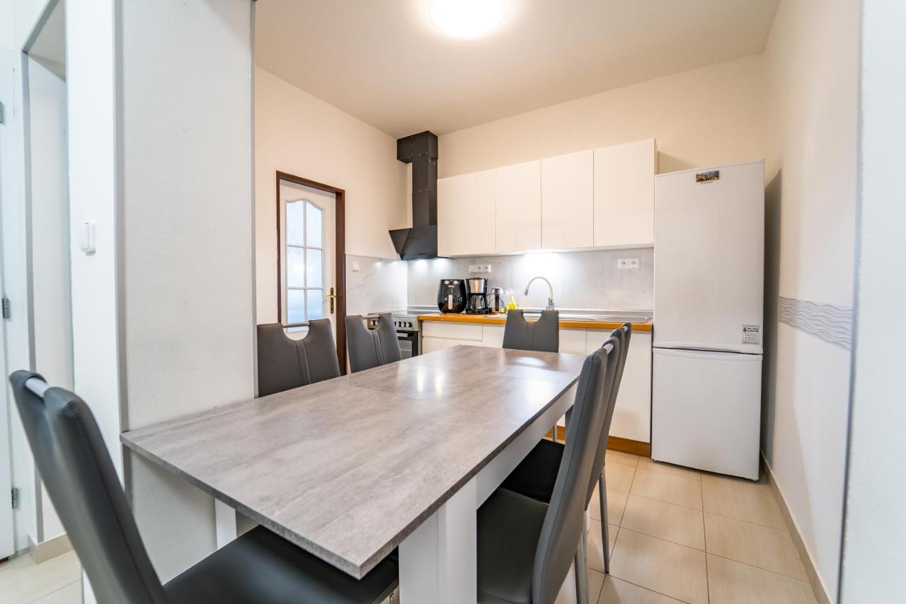 Tuan Long Apartments Jachymov Bagian luar foto
